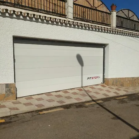 Pit Stop Apartment *